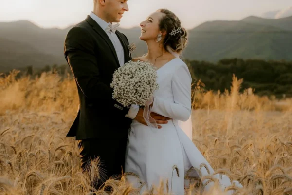 Fotenie v pšeničnom poli s krásnou svadobnou kyticou
